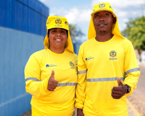 Prefeitura de Poconé entrega uniformes aos colaboradores Secretaria de Infraestrutura