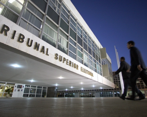 Ministros do STF classificam como graves e bem absurdas declarações de Flávio Bolsonaro
