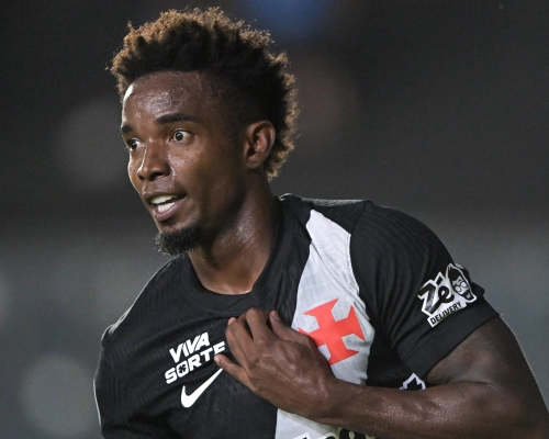 Thiago Mendes, do Vasco, é alvo de comentários racistas após provocar